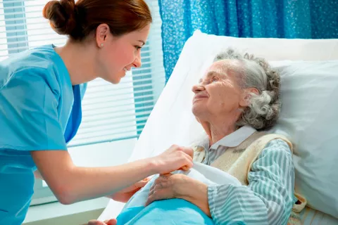 Mujer anciana en la cama