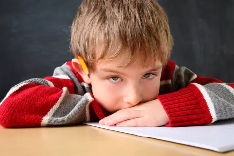 Niño abatido por su fracaso escolar