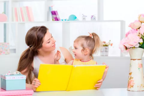 Madre educando a su hija