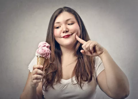 Mujer con hambre emocional