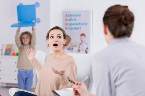 Niño con hiperactividad junto a sus padres