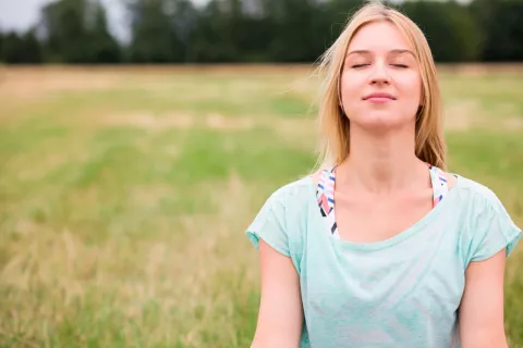 Chica realizando terapia ho’oponopono