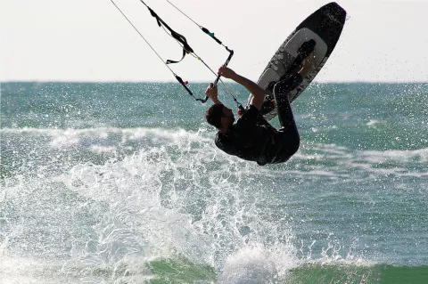 Prueba el kitesurf, el deporte de moda