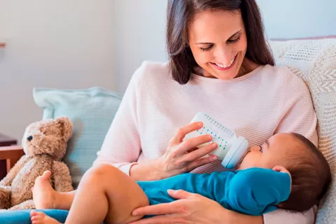 Madre dando el biberón a su bebé