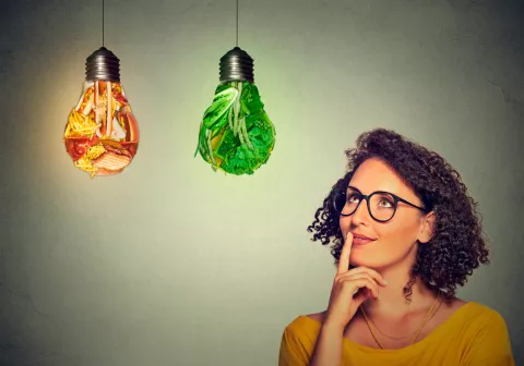 Mujer selecciona la comida más adecuada