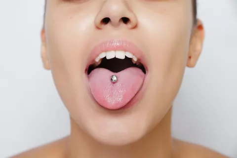 Chica con piercing en la lengua