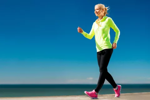 Mujer practicando Power walking, la caminata inteligente