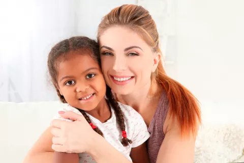 Madre con su niña adoptada