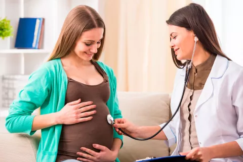 Una embarazada en la consulta médica