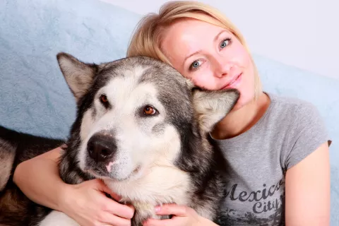 Una mujer abraza a su perro