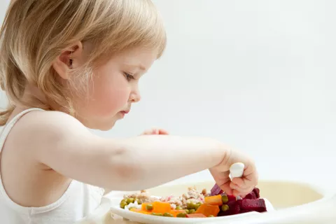 Niño seleccionando los alimentos que se va a comer