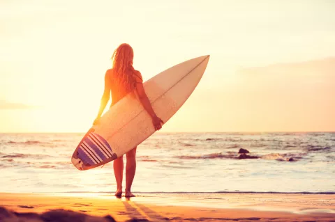 Mujer haciendo surf