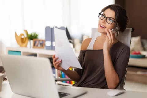 Mujer trabajando en casa gracias al teletrabajo