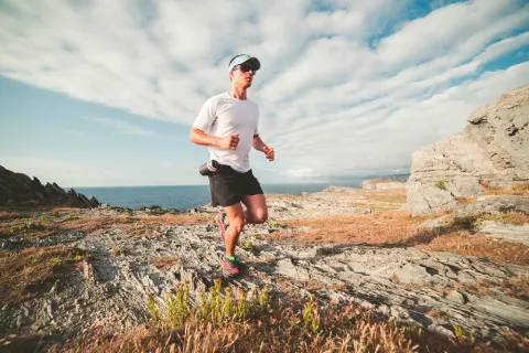 Corredor practicando trail running