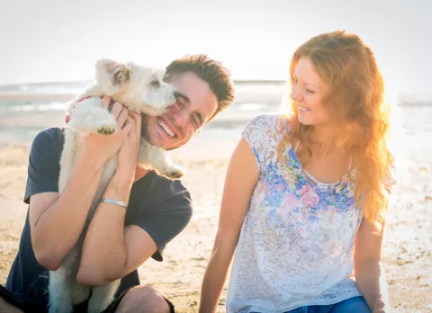 Pareja de veraneo con su mascota