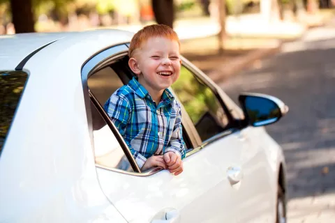 Niño viajando en el coche