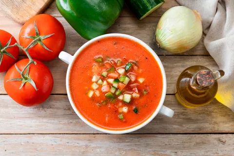 Gazpacho con todos sus ingredientes