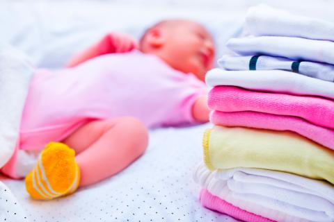 Cómo vestir a su bebé recién nacido 
