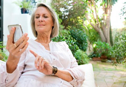 Teléfonos móviles para mayores, usos y consejos - Tercera edad