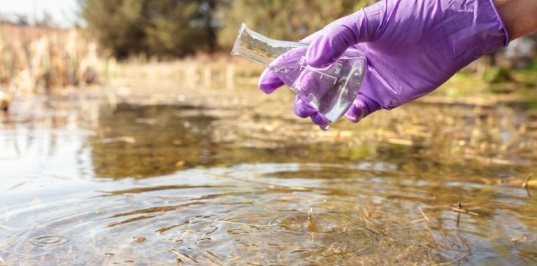 Toma de muestra de agua potable por sospecha de cólera