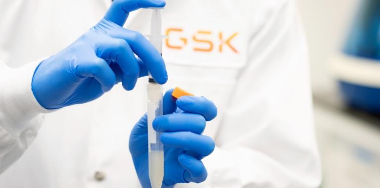 Un científico de GSK sostiene una pipeta en el laboratorio