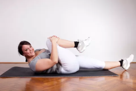 Hombre haciendo ejercicio en casa para mejorar su psoriasis