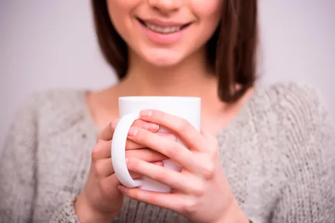 Mujer con una taza de café