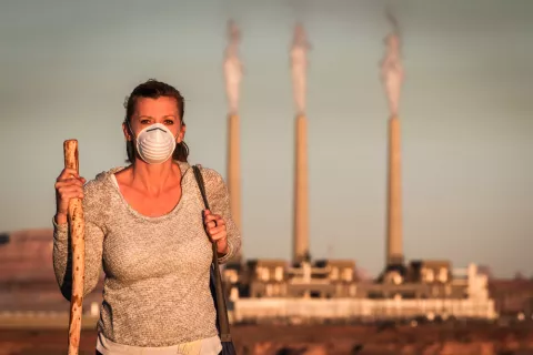 Mujer caminando con una mascarilla puesta