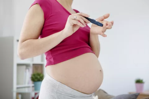 Mujer mirando su valor de azúcar