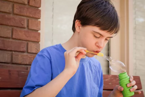 Explican por qué el autismo afecta más a los varones