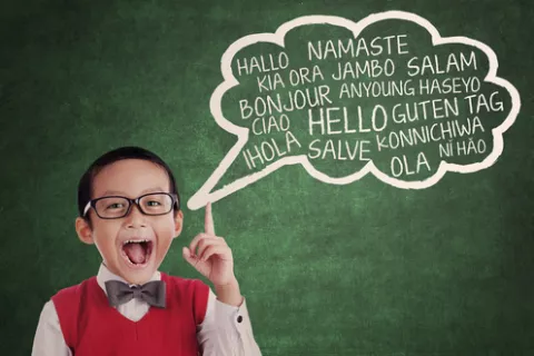 Niño en clase hablando varios idiomas