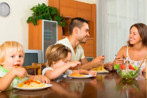 Familia comiendo