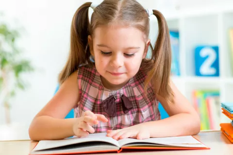 Niña leyendo un cuento