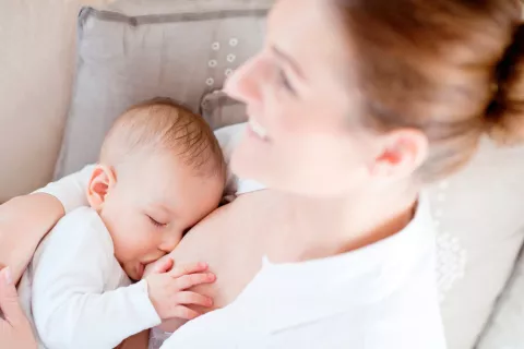 Madre amamantando a su bebé