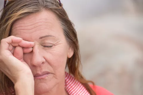 Mujer con síntomas de depresión