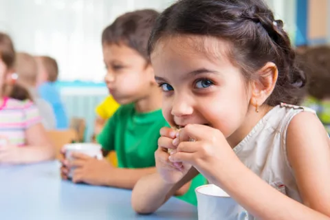 Niños comiendo