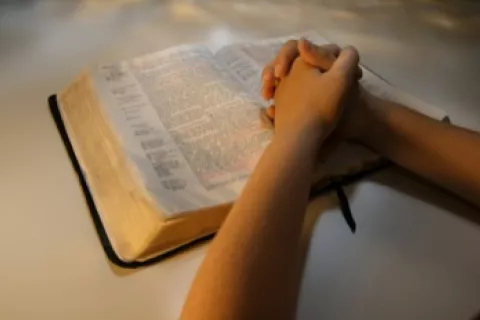 Persona de fé leyendo la Biblia