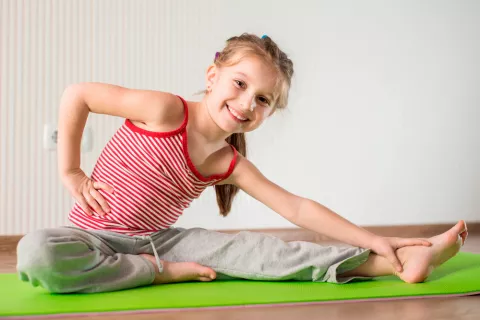 Niña haciendo flexiones