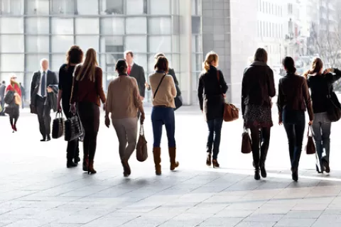 Grupo de personas acudiendo al trabajo andando