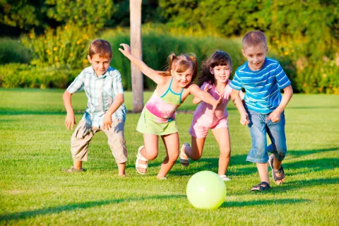 Los niños hacen más ejercicio con sus amigos