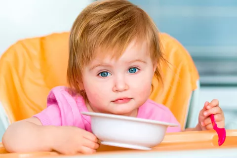 Niña pequeña comiendo