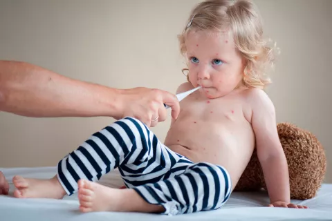 Un padre le pone el termómetro a su hijo