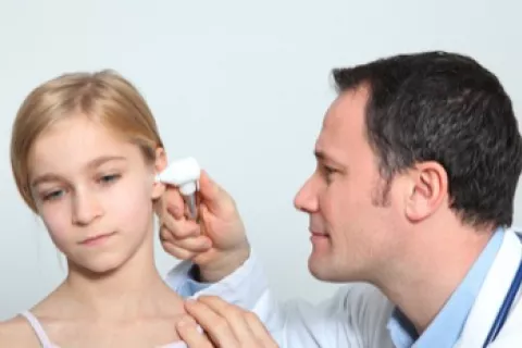 Niña con otitis crónica