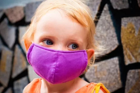 Niña pequeña llevando mascarilla