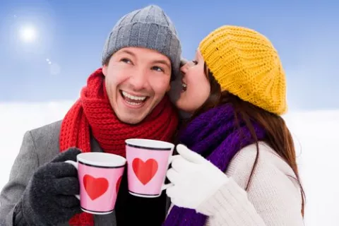 Pareja feliz en la nieve porque la calidad del esperma es mejor en invierno