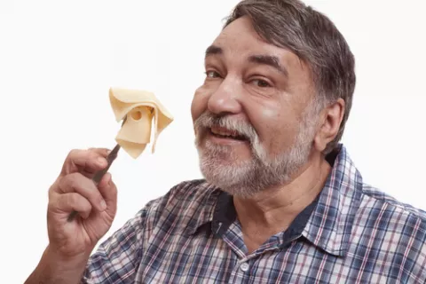 Hombre comiendo queso