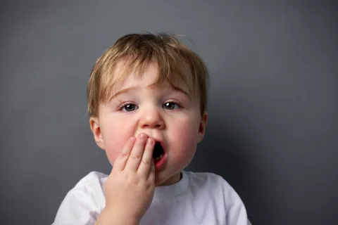 Niño quejándose de un traumatismo facial