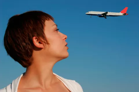 Una mujer observa un avión