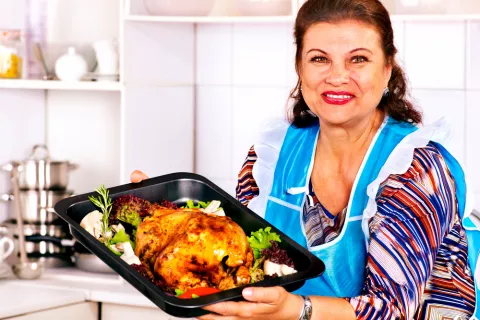 Mujer posmenopáusica abusa de comer carne