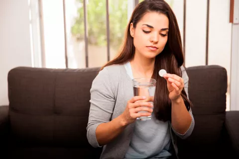 Mujer tomando antiácidos